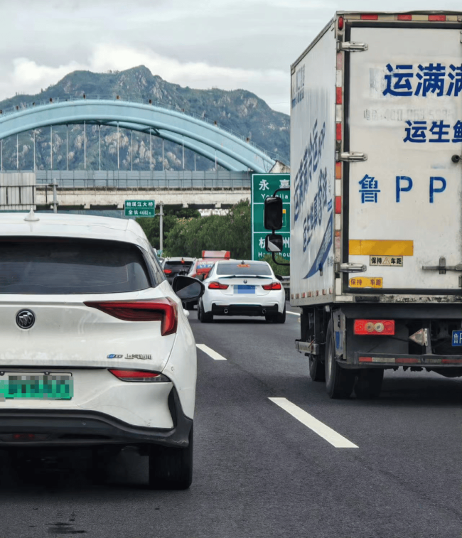 国庆提前返程的人又堵在路上了 多地高速迎来返程高峰