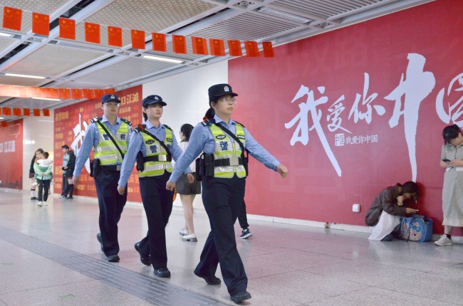 民警化身导游帮助迷路游客 武汉警方暖心守护国庆旅游平安