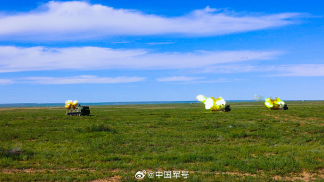 燃！直击漠北草原多兵种全要素跨昼夜实弹战术考核