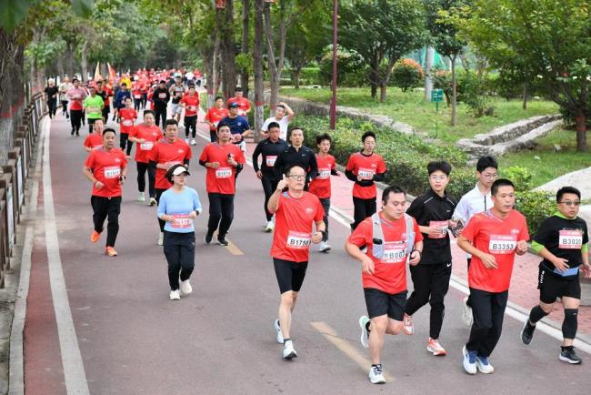 万名跑友齐聚河南汤阴激情开跑 岳飞故里奔跑盛宴