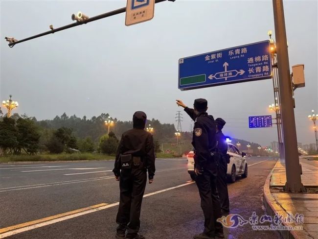 四川一女子马路直播被撞 肇事者因搭讪未遂撞人逃逸