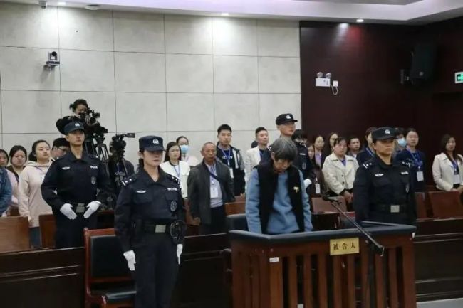 杨妞花听到余华英再判死刑激动落泪 正义终得伸张