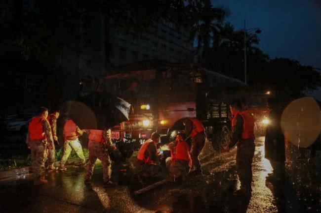 人民子弟兵在海南琼海解救被困群众 风雨无阻救援忙