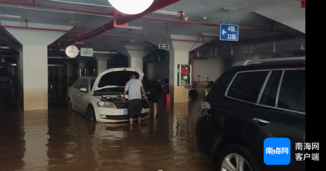 暴雨致地下车库被淹 消防推车救援 紧急排水进行中