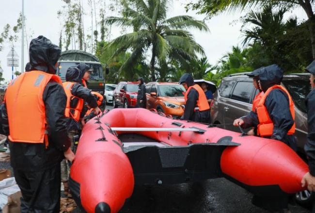 人民子弟兵在海南琼海解救被困群众 风雨无阻救援忙