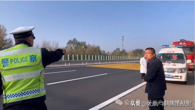 救护车遇道路封堵 交警开道护送