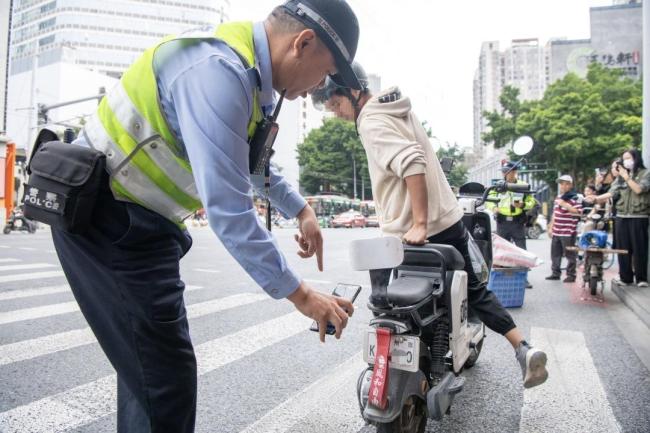 广州严查电动车遮挡号牌等违法行为 花式遮挡被查处