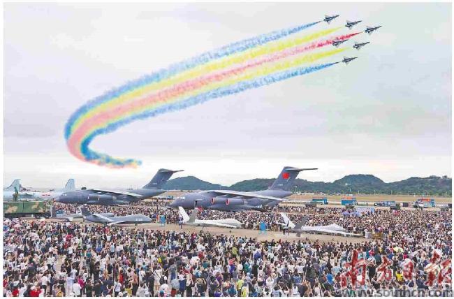 中国航展公众日首日11.5万人入场 飞行表演引观众热潮