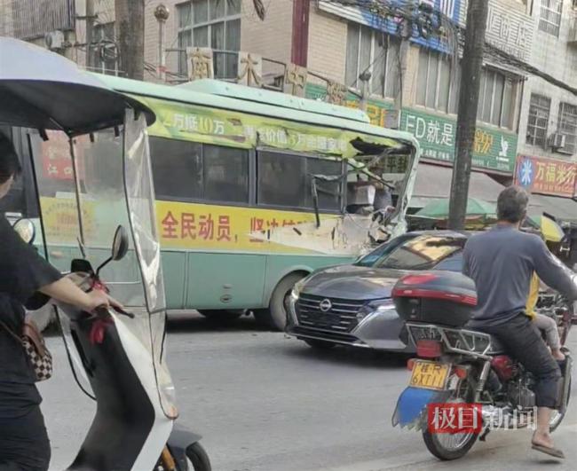 广西桂平一货车连撞多车 现场一片狼藉