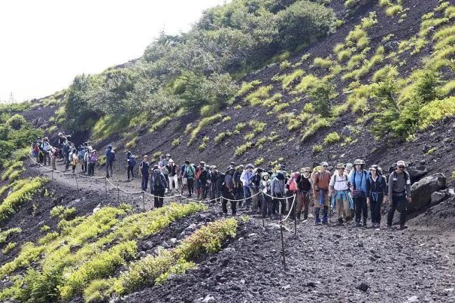 日本静冈县拟向富士山登山者征收“进山管理费” 探讨取消收费