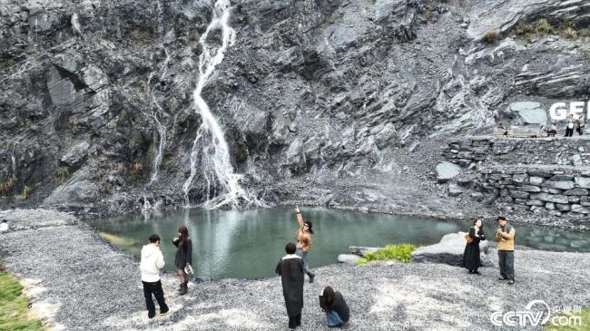 浙江湖州：废弃矿坑“蜕变”为乡村网红打卡点