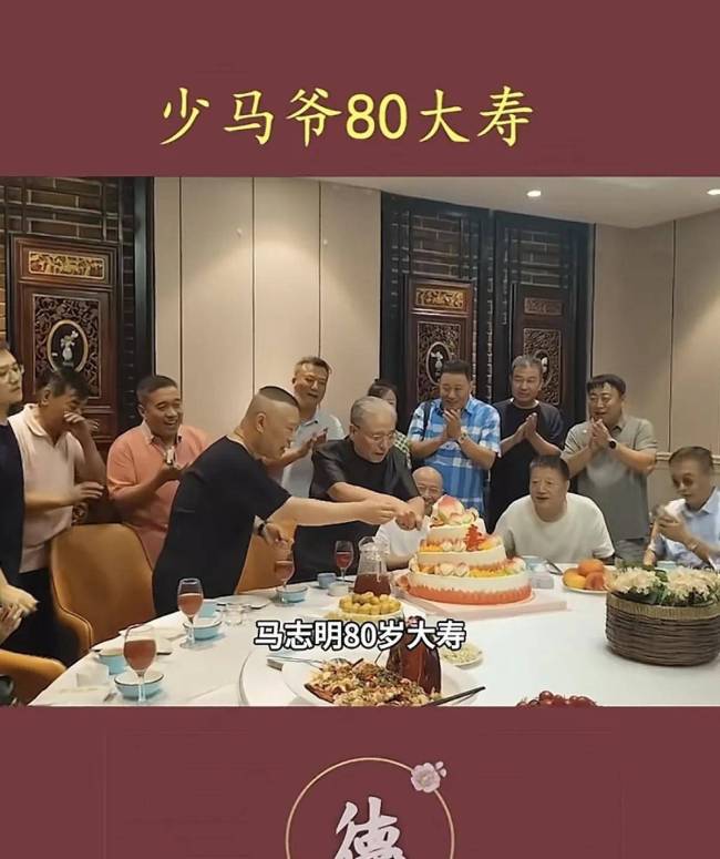 马志明现身北京吃牛肉面,79岁头发全白精气神差,恐不再说相声