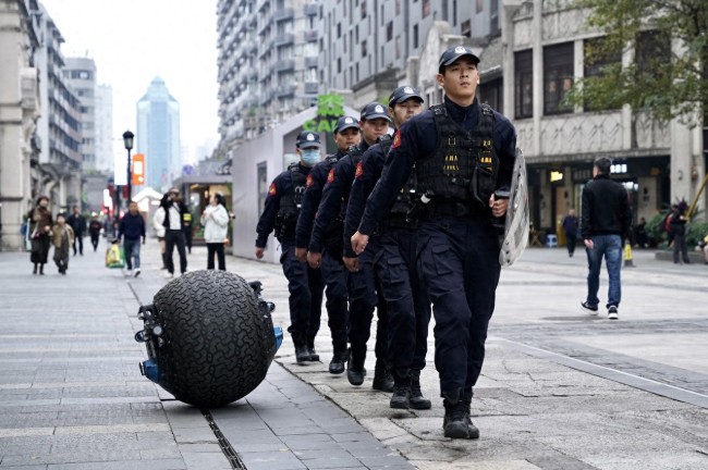 中国街头特警带球形机器人一起巡逻