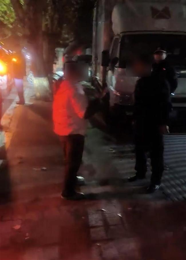 城管探望借钱交罚款的摊贩