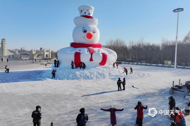 哈尔滨启动采冰建造冰雪景不雅