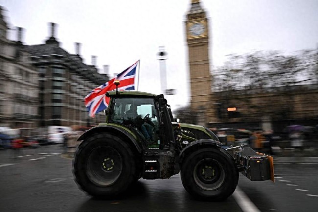 英国农民开拖拉机抗议遗产税改革 农业危机加剧