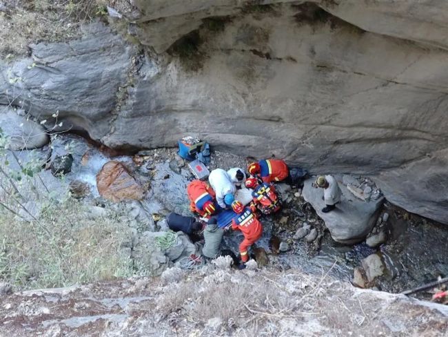 突发！一游客坠落虎跳峡，当地回应