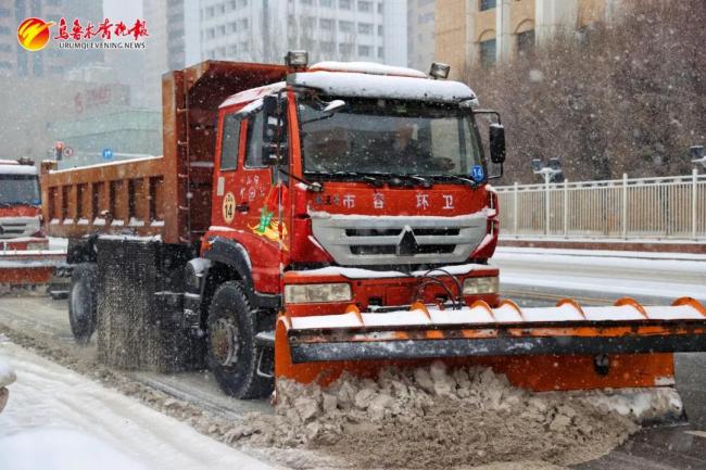 雪中清雪、边下边清……乌鲁木齐扫雪大军震撼出击