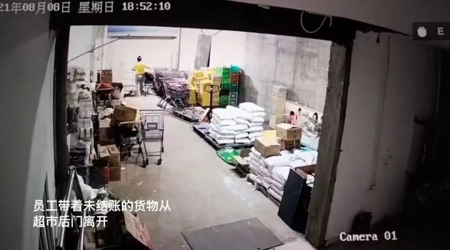 超市监控4天拍下上百次盗窃 员工合伙监守自盗