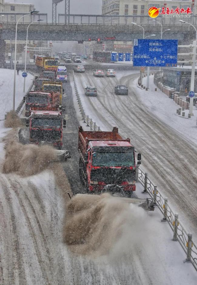 雪中清雪、边下边清……乌鲁木齐扫雪大军震撼出击