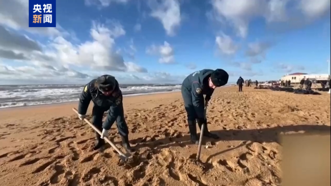 俄罗斯在受损油轮附近清理约100吨泄漏燃油