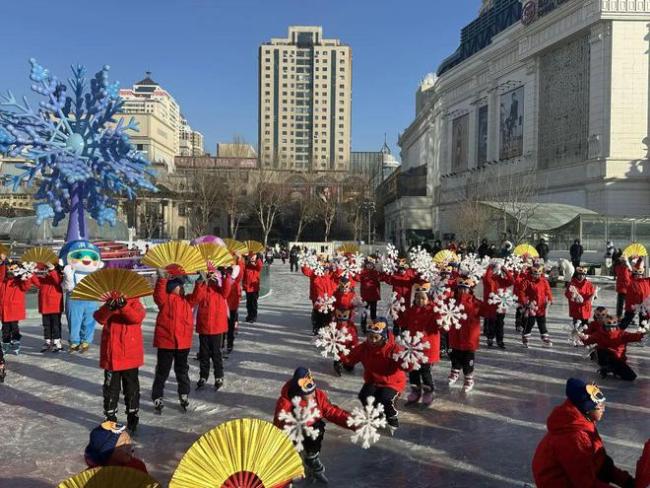 哈尔滨人开始全面展示冰雪项目技能 亚冬会激发冰雪热情