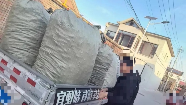 羽毛球飞丝填充的假羽绒服可致病 警惕二手羽毛球变身有害填充物