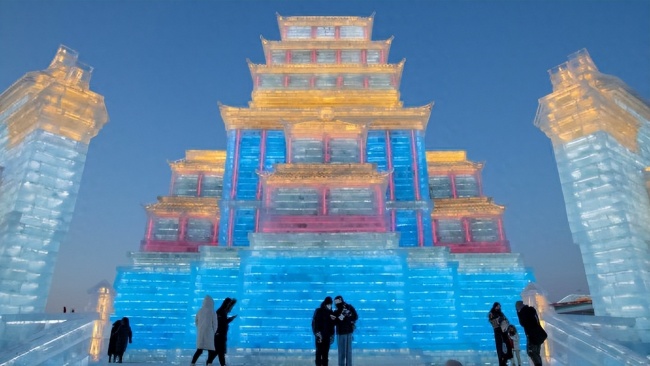 南方游客凌晨3点到冰雪大世界排队 寒冬中的热情等候