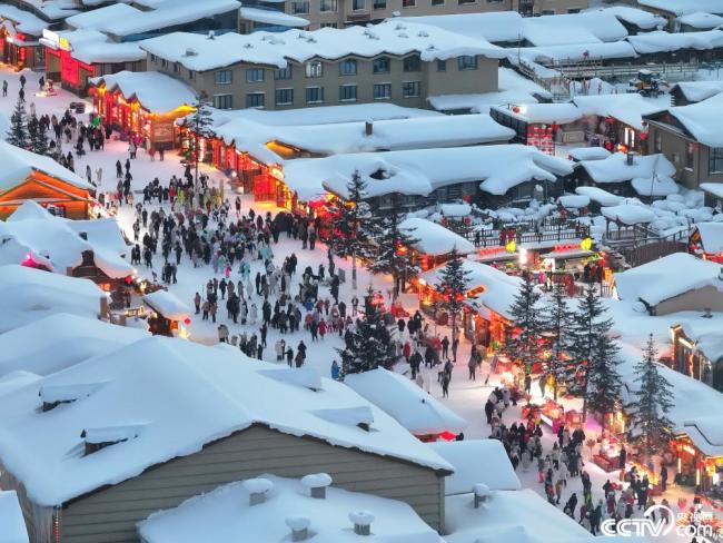 雪鄉景區迎客流高峰 遊人徜徉冬日童話世界