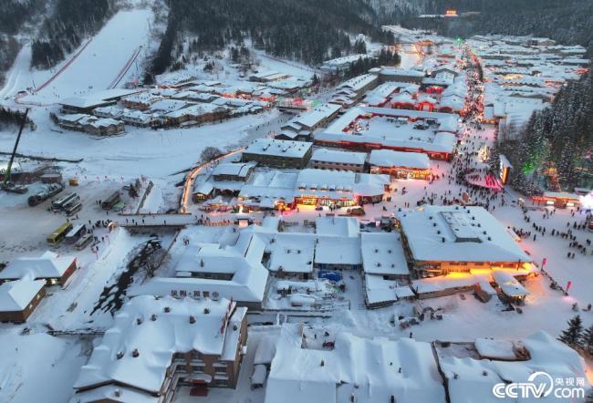 雪鄉景區迎客流高峰 遊人徜徉冬日童話世界