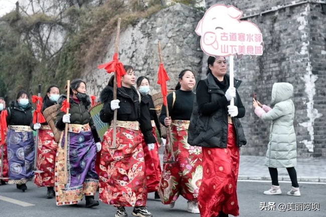 在汶川年味从杀年猪开始 欢庆丰收迎新年