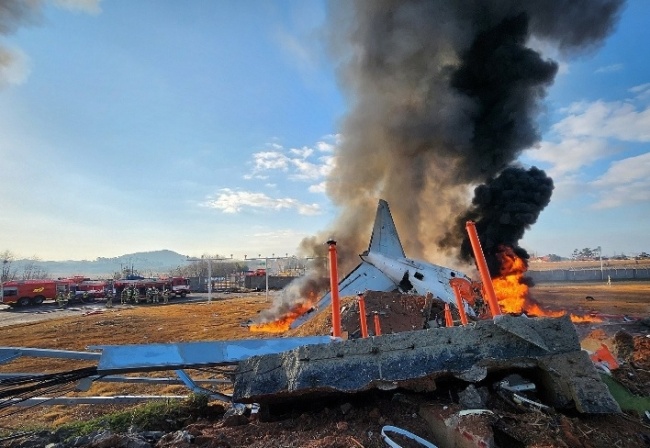 韩国客机撞墙起火事故已致28人死亡 客机疑似撞鸟