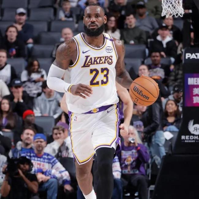 NBA戏精大赏 湖人送了老詹一份生日礼物？收视率低了咱就上武术？ 