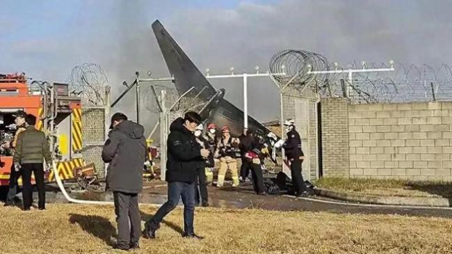 李在明跪下慰问韩国空难遇难者家属