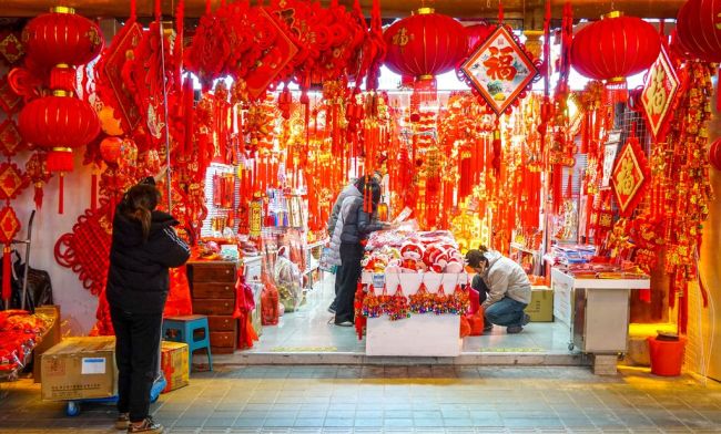 喜庆氛围浓厚 新年饰品俏销