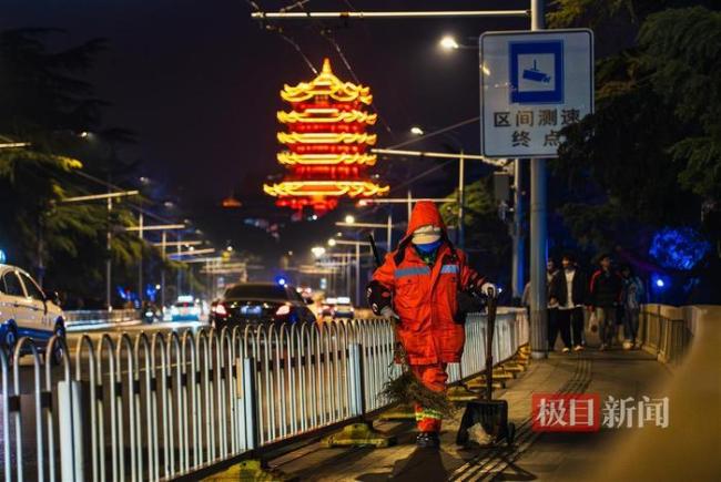 跨年夜后环卫工人凌晨开始清扫垃圾 6500人保障城市整洁