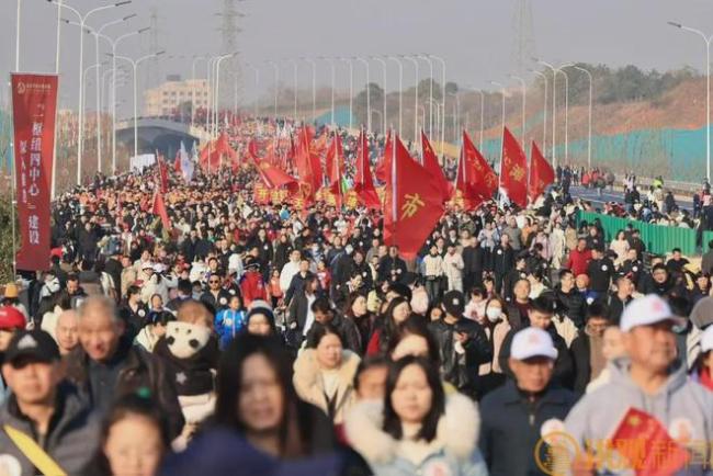 南昌10余万人健步跨桥迎新年 场面浩大气氛热烈