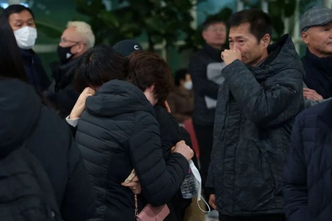 韩国面临套娃困局与空难迷团 家属悲痛欲绝