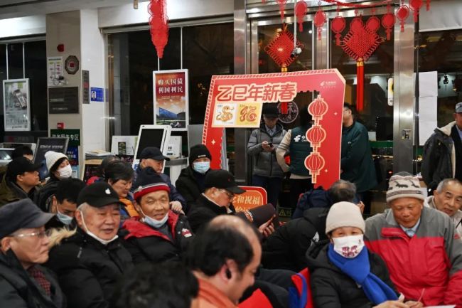 上海邮迷通宵排队迎新年蛇票 集邮热情高涨