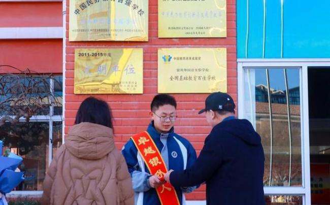 背同学逃生男生姐姐去年也被公派留学 舍己为人精神获赞誉