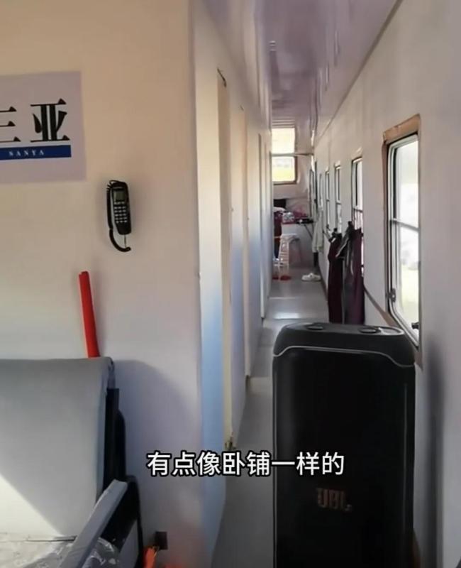 自駕游新高度：貨車拉著火車臥鋪跑 創(chuàng)意房車引熱議