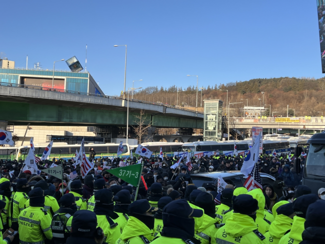 尹錫悅官邸支持民眾花圈破損嚴重 警方行動引發(fā)對峙