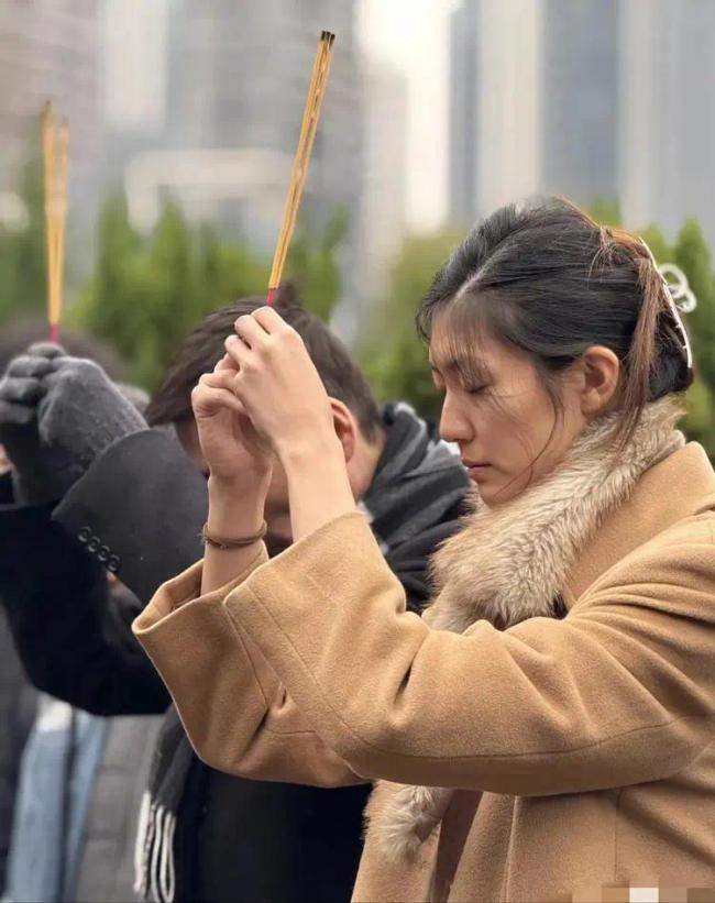 張子健祭拜前妻,！李婷墓地曝光 在高樓大廈旁