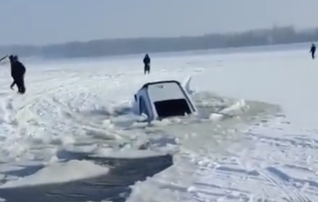 車輛陷冰窟 皮卡司機(jī)救援不幸遇難 救援行動致悲劇