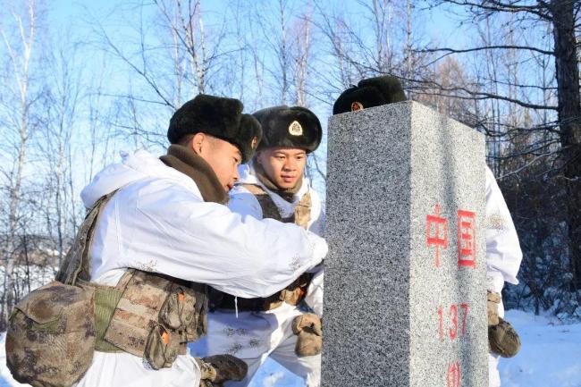 北极哨兵与南沙卫士共同书写祖国万岁 边防同巡，使命共担