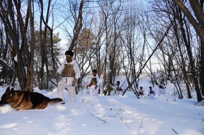 北极哨兵与南沙卫士共同书写祖国万岁