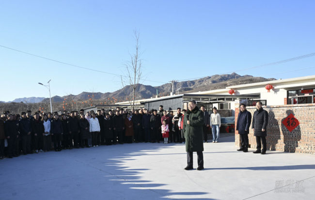 习近平在辽宁葫芦岛市看望慰问受灾群众