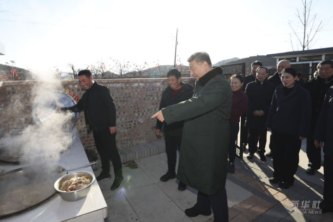 习近平在辽宁葫芦岛市看望慰问受灾群众