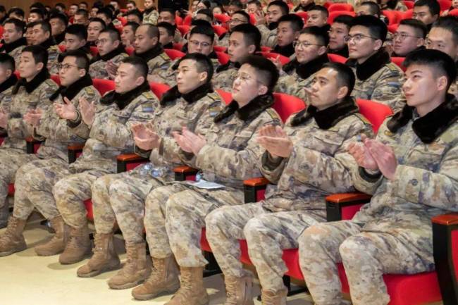 潜艇官兵成为蛟龙行动首批观众 观影激发战斗精神