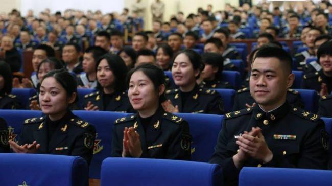潜艇官兵成为蛟龙行动首批观众 观影激发战斗精神